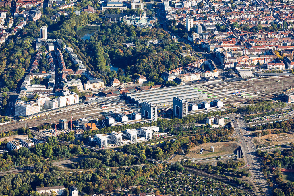 Luftbild: Hauptbahnhof Karlsruhe zwischen B10/Südtangente und Stadtgarten aus Süden im Ortsteil Südweststadt in Karlsruhe im Bundesland Baden-Württemberg in Deutschland. – Foto: IMG_159499.jpg vom 27.09.2026 durch Werner Riehm/FLY-FOTO.de – Auflösung des Originals: 5797 x 3865 px