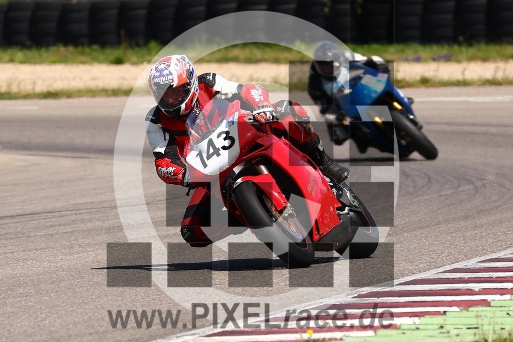 0143-20260426_02523 | Schöne Erinnerungen an spannende Momente - das festzuhalten ist unser Job. PIXELrace.de ist seit 2003 auf den Rennstrecken Europas unterwegs um die Action draußen beim Fahren und die wunderbare Stimmung imm Fahrerlager für euch einzufangen.