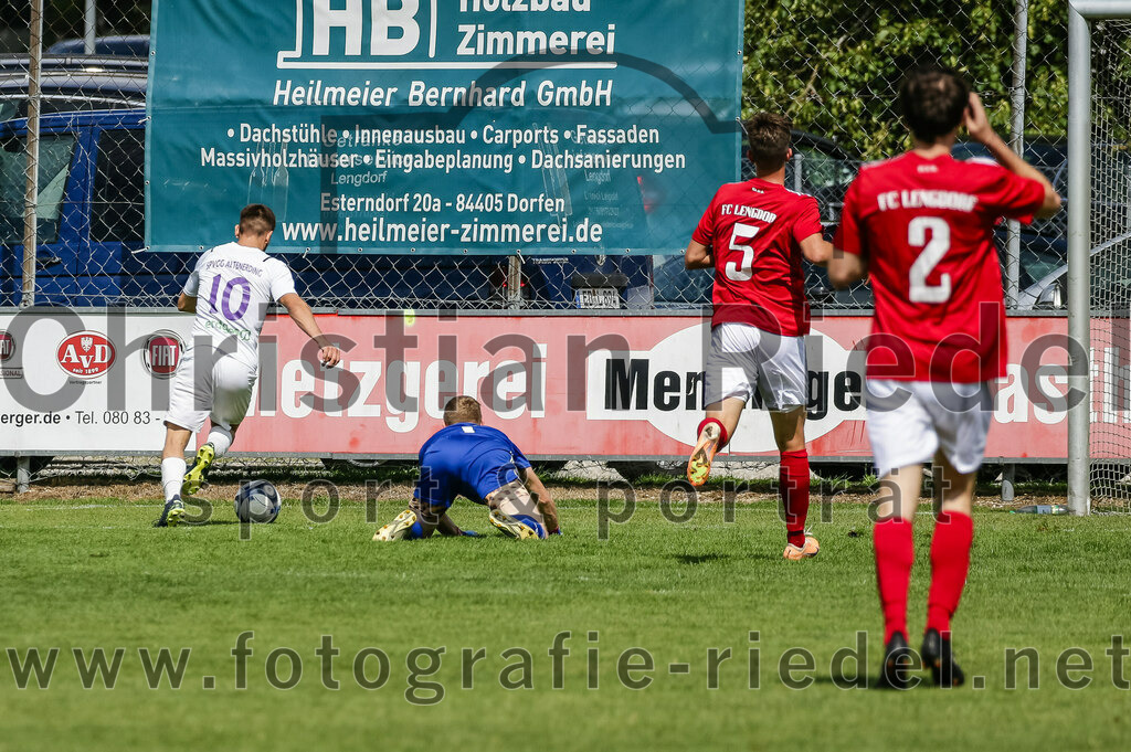 2023-07-30_025_FC_Lengdorf_gegen_SpVgg_Altenerding | Lengdorf, Deutschland, 30.07.2023:
Fußball, Kreisliga 2023 / 2024, 1. Spieltag, FC Lengdorf gegen SpVgg Altenerding, Endergebnis: 1:1

Leart Bilalli (SpVgg Altenerding, #10), Torwart Johannes Preis (FC Lengdorf, #1), Florian Thieme (FC Lengdorf, #5), Fabian Herbst (FC Lengdorf, #2)

Foto: Christian Riedel / fotografie-riedel.net