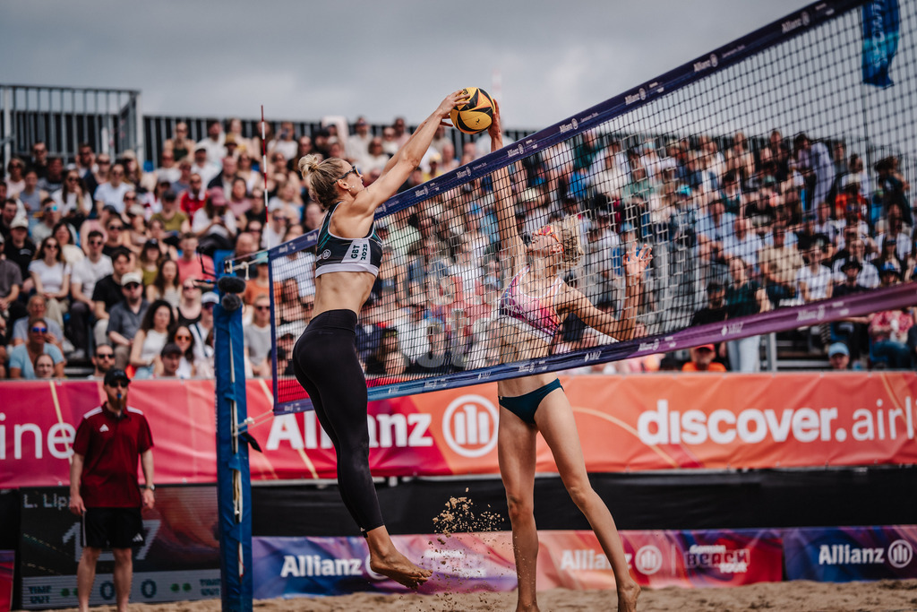 Beachvolleyball | Frauen | Allianz German Beach Tour 2025 | Tourstop Hamburg | 01.06.2025 | v.l. Louisa Lippmann im Drückduell gegen Nele Barber