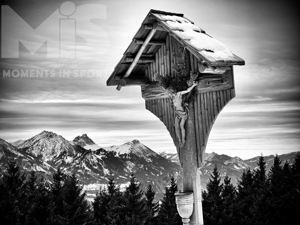mis_110914bf01.JPG | 30.01.2022,  Schwangau bei Füssen im Allgäu, Wintertag auf dem Wanderpfad zur Rohrkopfhütte,  am Wanderweg steht ein Jesuskreuz. - Realisiert mit Pictrs.com