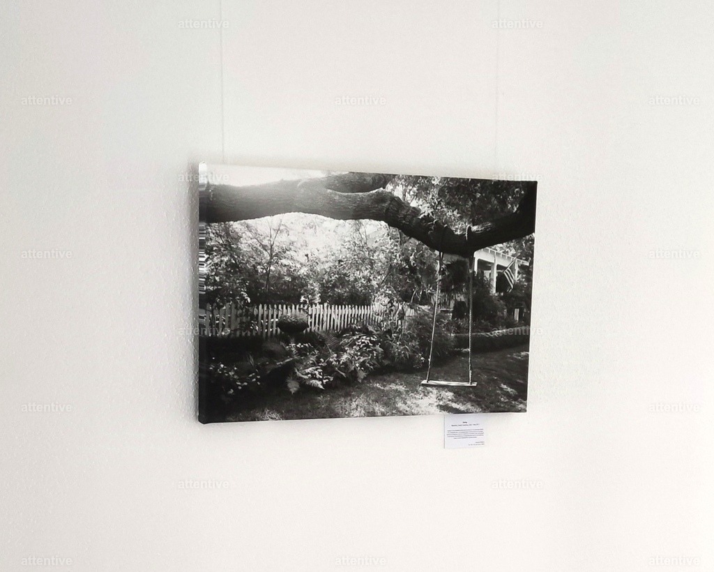 Swing - 75 x 50 x 4 cm | Bestellbare Fotokunst von Melanie Stiebich: Analoge Schwarzweißbilder & digitale Farbwelten – als hochwertige Drucke für dein Zuhause. - Realisiert mit Pictrs.com