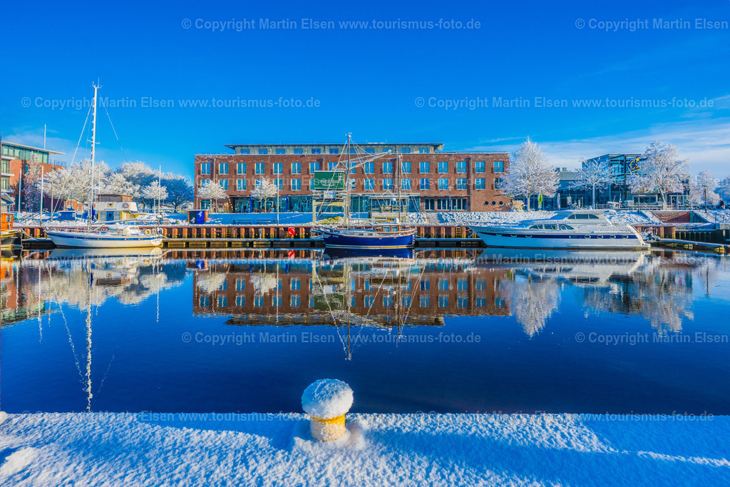 Stade Stadthafen Hotel Altstadt Winter Schnee_ELS_2311030126 | Fotos aus den Touristenorten aus Norddeutschland. - Realisiert mit Pictrs.com