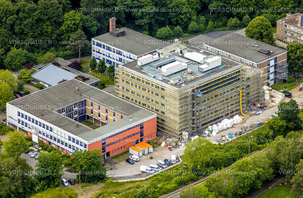 Arnsberg220601239 | Luftbild, Baustelle und Neubau Berufskolleg Berliner Platz, Projekt Schulneubau, Hüsten, Arnsberg, Sauerland, Nordrhein-Westfalen, Deutschland