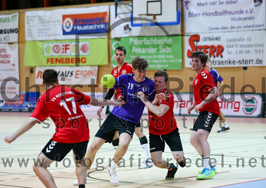 2022-11-12_031_SpVgg_Altenerding_III_gegen_TV_Altoetting_II | Erding, Deutschland, 12.11.2022:
Handball, Bezirksklasse Männer 2022 / 2023, 4. Spieltag, SpVgg Altenerding III gegen TV Altötting II, Endergebnis: 32:25

Levente Vas (TV Altötting, #17), Johannes Resch (TV Altötting, #34), Ferdinand Ewald (SpVgg Altenerding, #19), Johannes Petershofer (TV Altötting, #44)

Foto: Christian Riedel / fotografie-riedel.net