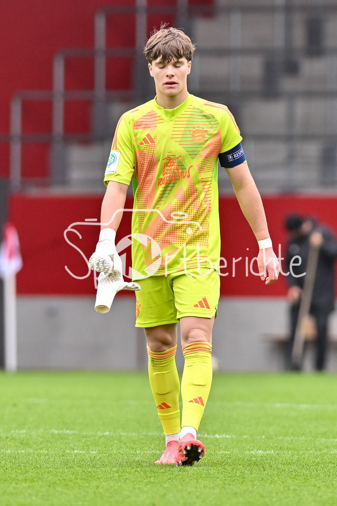 FC Bayern München U19 - TSV 1860 München U19 | Im Bild Leon KLANAC (FC Bayern München #1) / Freisteller / Einzelfoto / U19 DFB Nachwuchsliga: FC Bayern Muenchen U19 - TSV 1860 Muenchen U19, FC Bayern Campus am 02.11.2024