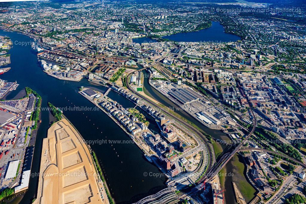 Hamburg_Hafencity_Elbbrücken_Hoch_ELS_3178240525 | HAMBURG 24.05.2025 Gebäude eines Mehrfamilien- Wohnhauses am Baakenhafen an der Norderelbe an der Versmannstraße im Ortsteil HafenCity in Hamburg, Deutschland. Weiterführende Informationen bei: Conplan GmbH,  FRANK Beteiligungsgesellschaft mbH,  Grossmann & Berger GmbH,  PETER + PASCHEN GmbH. // Building of a multi-family residential building on Baakenhafen on Norderelbe on street Versmannstrasse in the district HafenCity in Hamburg, Germany. Further information at: Conplan GmbH,  FRANK Beteiligungsgesellschaft mbH,  Grossmann & Berger GmbH,  PETER + PASCHEN GmbH. Foto: Martin Elsen