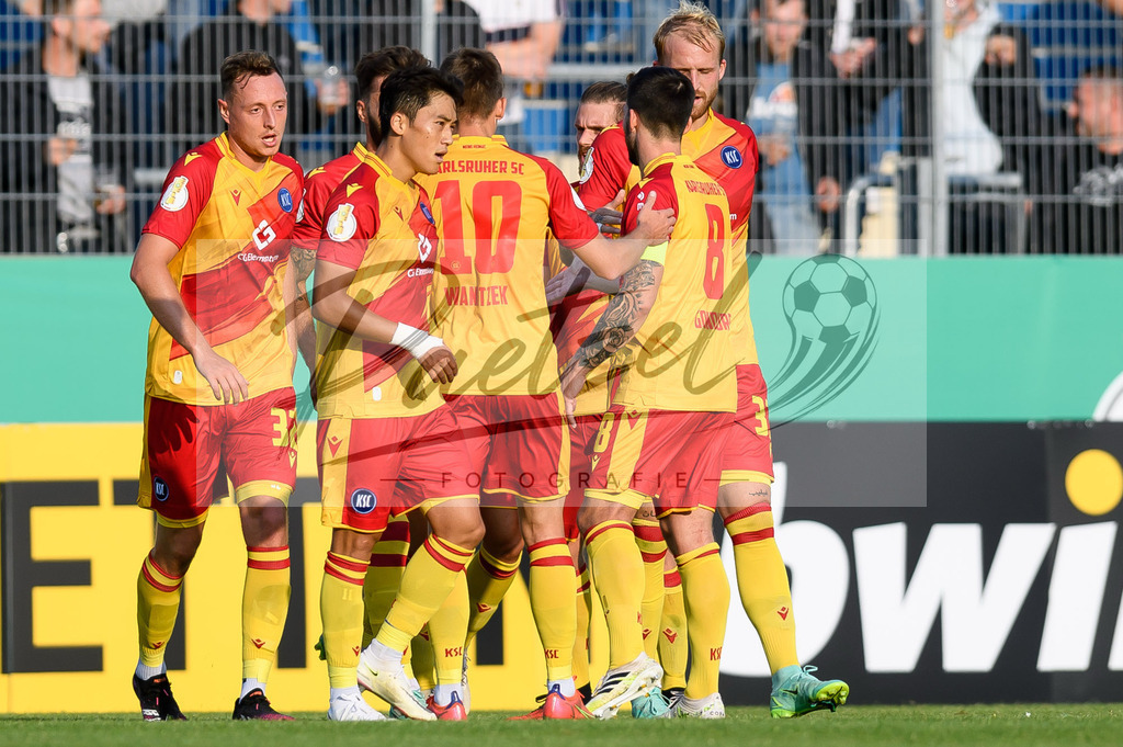 LOTKSC20210809_025 | Fussball, Herren: Fabian Schleusener (Karlsruher SC) Torjubel, jubelt mit seiner Mannschaft nach dem Treffer zum 0:1 beim Spiel der 1. Runde im DFB-Pokal zwischen SF Lotte und Karlsruher SC im Stadion am Lotter Kreuz am 09.08.2021 in Lotte, Deutschland.DFB / DFL REGULATIONS PROHIBIT ANY USE OF PHOTOGRAPHS AS IMAGE SEQUENCES AND/OR QUASI-VIDEO. - Realisiert mit Pictrs.com