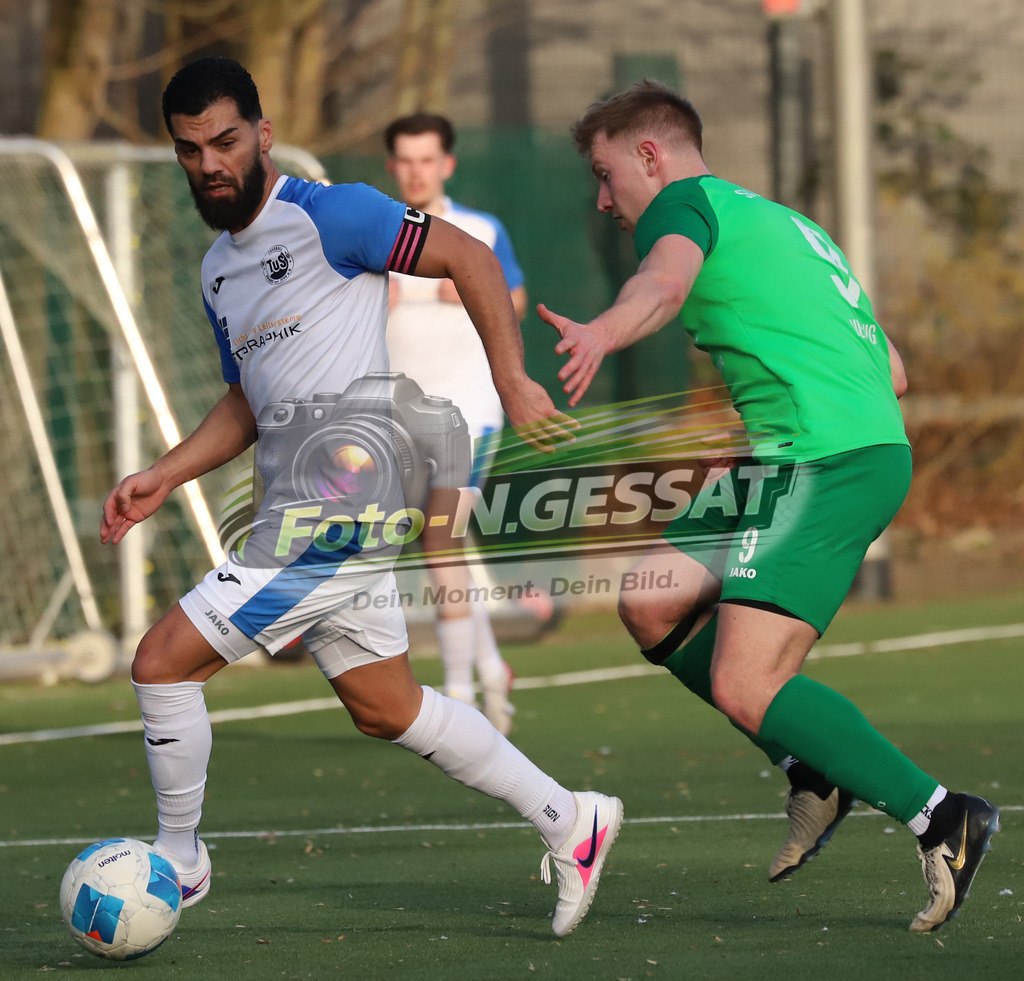 SC Bünde - TuS Brake | Auf dem Bild zu sehen: grün SC Bünde: Lukas Henning ; weiß TuS Brake: Tolga BaytemurSC Bünde, TuS Brake, Saison 25/26, Bezirksliga, Deutschland - Realisiert mit Pictrs.com
