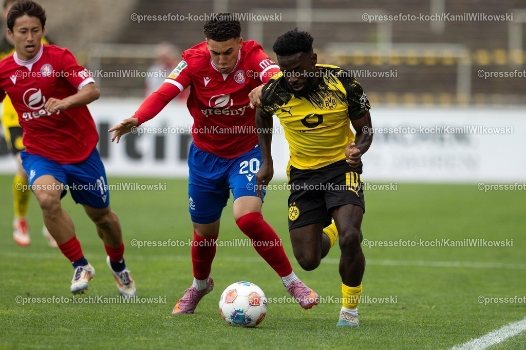 xkwi17082501048 | 17.08.2025, xkwix, Fußball, Regionalliga West, Borussia Dortmund U23 - Wuppertaler SV, Stadion Rote Erde: Joseph Boyamba (Borussia Dortmund 2 #10) im Zweikampf gegen Imad Lamnaouar Sekaki (Wuppertaler SV #20)