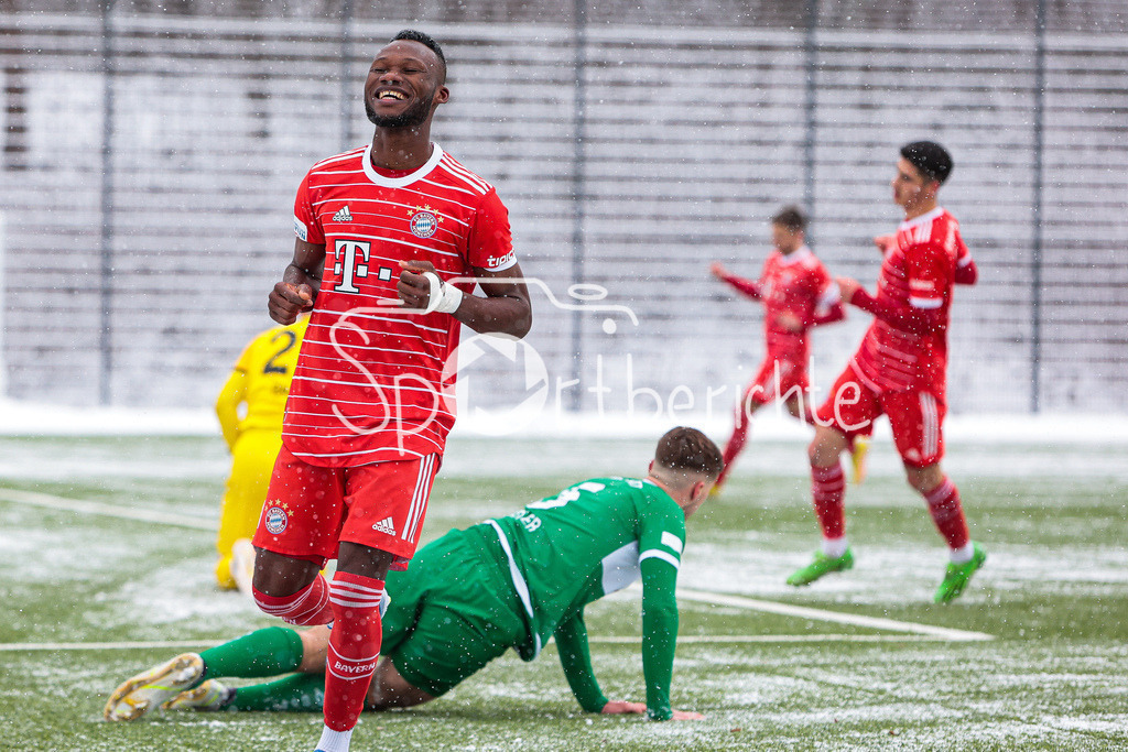 FC Bayern Amateure - VfB Eichstätt | Jubel der Bayern nach dem Treffer zum 1-0 durch Desire Segbe AZANKPO (FCB #34)