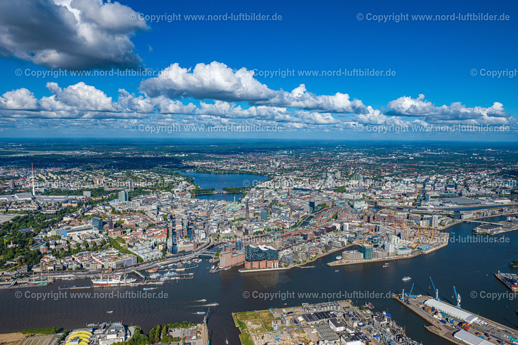 Hamburg_Hafen_Panorama_ELS_2807200922 | HAMBURG 20.09.2022 Elbphilharmonie am Ufer der Elbe in Hamburg. Das Konzerthaus- Gebäude im Stadtteil Hamburg-HafenCity befindet sich am Ufer der Elbe der Hansestadt. Weiterführende Informationen bei: BGT Bischoff Glastechnik AG,  Drees & Sommer SE,  Herzog & de Meuron,  Höhler+Partner Architekten PartGmbB,  IBB GmbH - Ingenieurbüro für Brandschutz von Bauarten,  Ingenieurbüro Dr. Siebert Büro für Bauwesen,  Quantum Immobilien AG,  ReGe Hamburg Projekt-Realisierungsgesellschaft mbH. // The Elbe Philharmonic Hall on the river bank of the Elbe in Hamburg. Further information at: BGT Bischoff Glastechnik AG,  Drees & Sommer SE,  Herzog & de Meuron,  Hoehler+Partner Architekten PartGmbB,  IBB GmbH - Ingenieurbuero fuer Brandschutz von Bauarten,  Ingenieurbuero Dr. Siebert Buero fuer Bauwesen,  Quantum Immobilien AG,  ReGe Hamburg Projekt-Realisierungsgesellschaft mbH. Foto: Martin Elsen