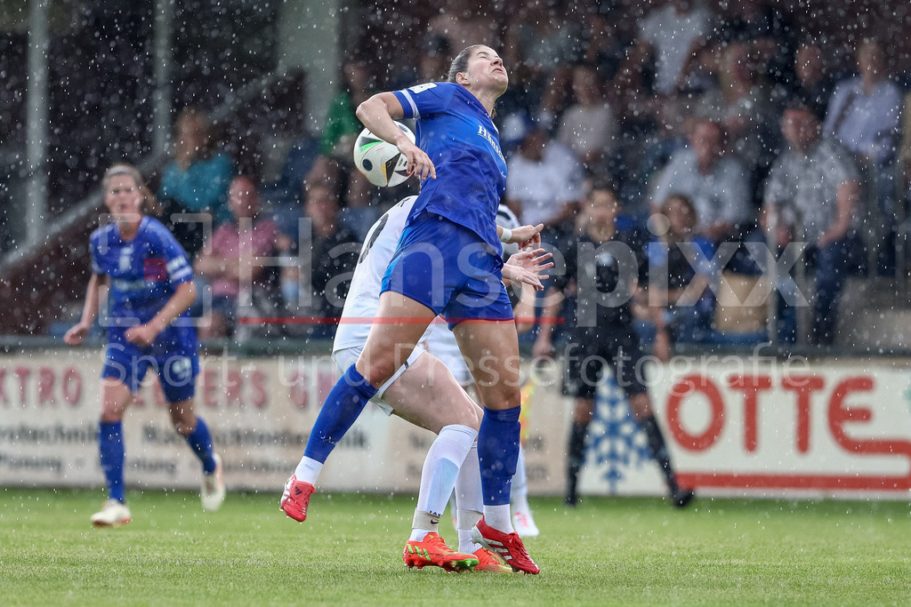 Fussball, Testspiel Frauen, SV Meppen - DJK Wacker Mecklenbeck | Anouk Blaschka (SV Meppen, 10) im Kopfballduell, Kopfball, Zweikampf, Action, Aktion, Spielszene