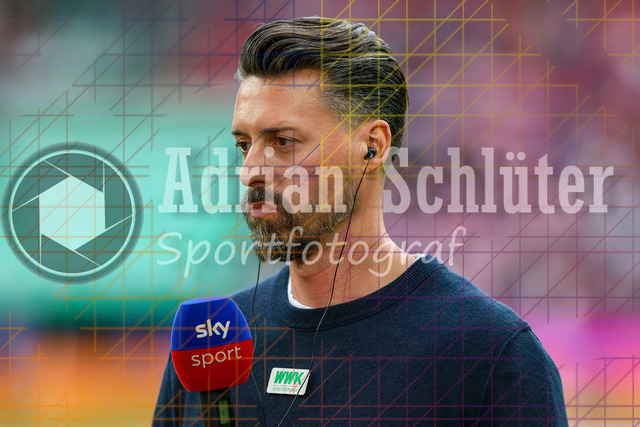 1. FC Köln vs FC Augsburg - 1. Bundesliga  | Köln, Deutschland, 18.10.25:   Trainer Sandro Wagner schaut im Interview waehrend des Spiels der 1. Bundesliga zwischen  1. FC Köln vs FC Augsburg in der RheinEnergieStadion(Foto von Brauer-Fotoagentur / Adrian Schlueter)