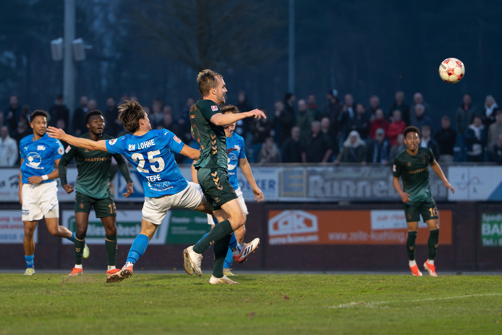 Fußball I Herren I Saison 2025-2026 I Regionalliga Nord I 25. Spieltag I TuS Blau-Weiß Lohne - Werder Bremen II I 5750 | Niklas Tepe (25, TuS BW Lohne) und Cimo Röcker (5, SV Werder Bremen II) - Realisiert mit Pictrs.com
