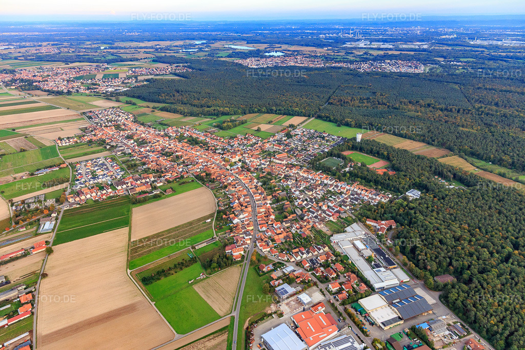 Luftbild: Ortsansicht aus Westen in Hatzenbühl im Bundesland Rheinland-Pfalz in Deutschland. Foto: IMG_103874.jpg vom 01.10.2017 durch Werner Riehm/FLY-FOTO.de