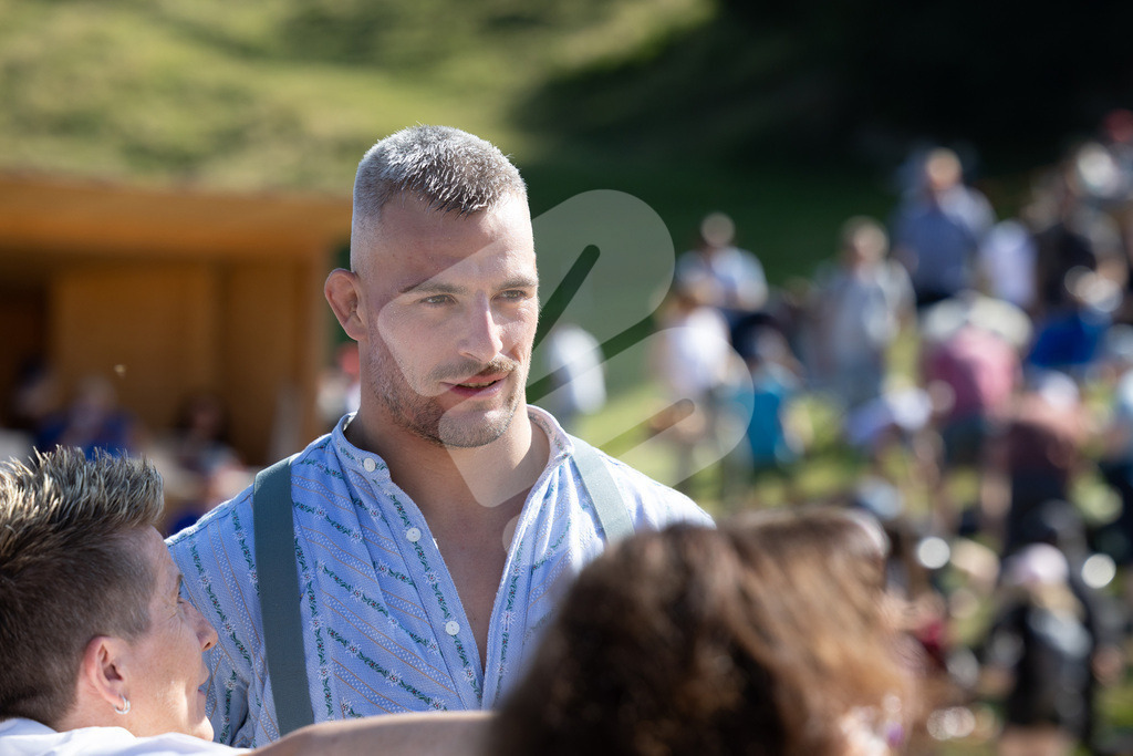 Rigi2025_3015 | Die Schwinger des Schwyzer Kantonalen Schwingerverbandes: Fotos, die Dynamik und Leidenschaft festhalten, sowie emotionale Momente aus dem traditionellen Schwingsport zeigen. - Realisiert mit Pictrs.com
