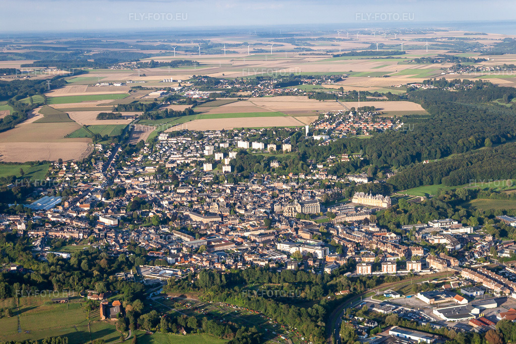 Vue aérienne: Vue de la ville depuis le centre-ville en Normandie à Eu dans le département Seine-Maritime, France. Photo: IMG_70763.jpg prise le 24/08/2014 par Werner Riehm/FLY-FOTO.eu – Résolution de l'original: 4752 x 3168 px