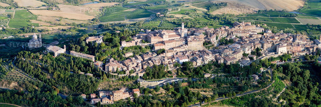Luftbild: Ortsansicht in Montepulciano im Bundesland Siena in Italien. Foto: IMG_43392-Bearbeitet.jpg vom 25.07.2011 durch Werner Riehm/FLY-FOTO.de – Auflösung des Originals: 8151 x 2722 px