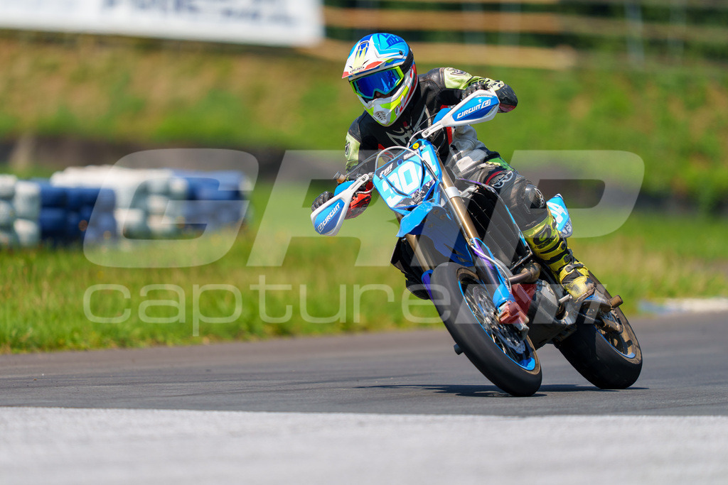 G-Cup + Supermoto Staatsmeisterschaft + Hungarian Supermoto Championship | GRIPcapture steht für authentische Sportfotografie in Österreich – für Momente, die mehr sind als Geschwindigkeit oder Ergebnis. Es geht um Emotion, Spannung, Fokus und den Augenblick, der oft nur einen Wimpernschlag dauert.Ob Motorsport, Teamsport oder 