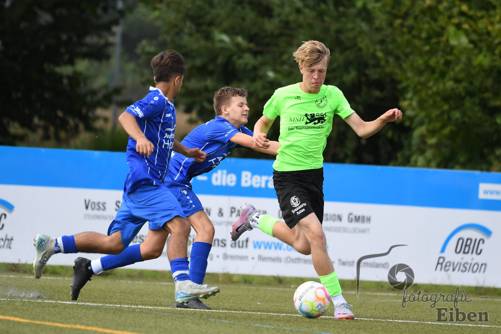 FC Rastede-JFV Edewecht | C-Jugend Landesliga; FC Rastede (blau)-JFV Edewecht (grün) am 16.08.2025 in Rastede (Sportanlage Köttersweg), Photo: Philip Eiben 2025 - Realisiert mit Pictrs.com