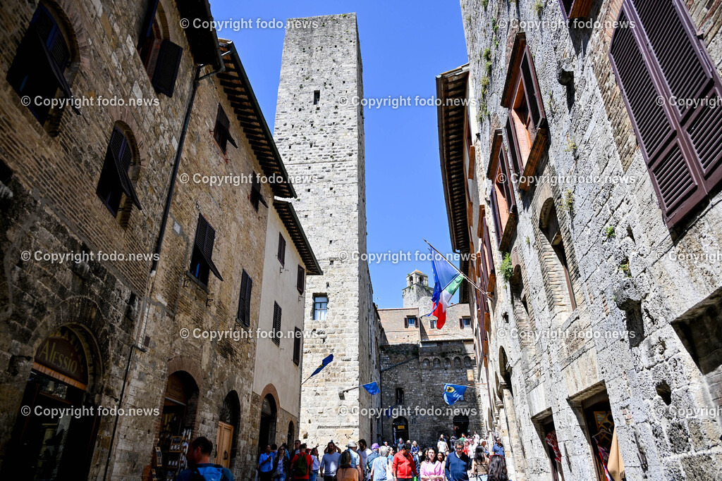 Italien_ Toskana_ San Gimignano_ 31.05.2024-12 | 31.05.2024, Italien, ITA, Toskana, San Gimignano im Bild Stadtansichten Gebäude, Architektur, Touristen, Historisch, Souvenir, Ansichten der berühmten Stadt San Gimignano in der Toskana-Italien - View of the famous town San Gimignano in Tuscany-ItalySan Gimignano ist eine italienische Kleinstadt in der Toskana mit einem mittelalterlichen Stadtkern. San Gimignano wird auch die Stadt der Türme genannt. Die Stadt liegt in der Provinz Siena. Sie gehört neben Florenz, Siena und Pisa zu den von Touristen meist besuchten Zielen in der Toskana.