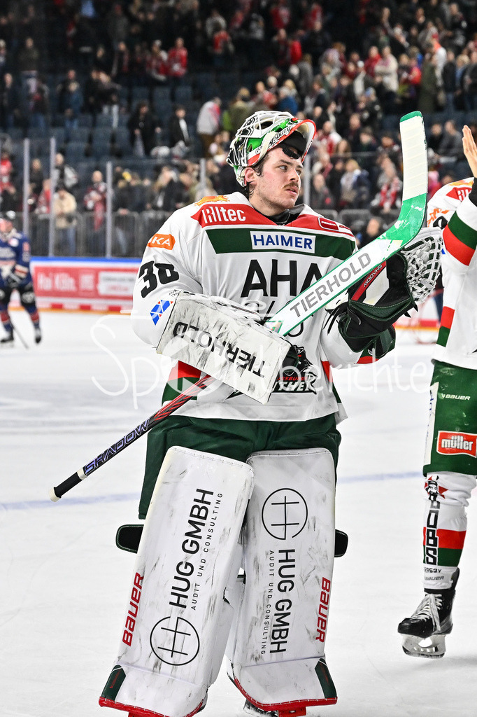 Kölner Haie - Augsburger Panther | die Panther bedanken sich bei den mitgereisten Fans nach dem Auswaertssieg in Koeln und feier zusammen den Sieg / DEL: Koelner Haie - Augsburger Panther, Lanxess Arena am 05.01.2025 / Strauss MANN (Augsburger Panther #38)