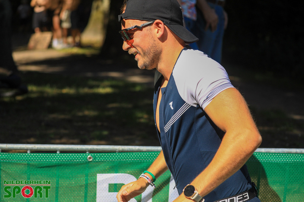 IRONMAN70-3-Duisburg-2025_Laufen_060 | Bildergalerie von Sport-Ereignissen aber auch von weiteren spannenden Dingen - nicht nur vom Niederrhein. In Anlehnung an den bekannten Spruch von Hanns Dieter Hüsch heißt das Motto: "Niederrhein ist überall".  - Realisiert mit Pictrs.com