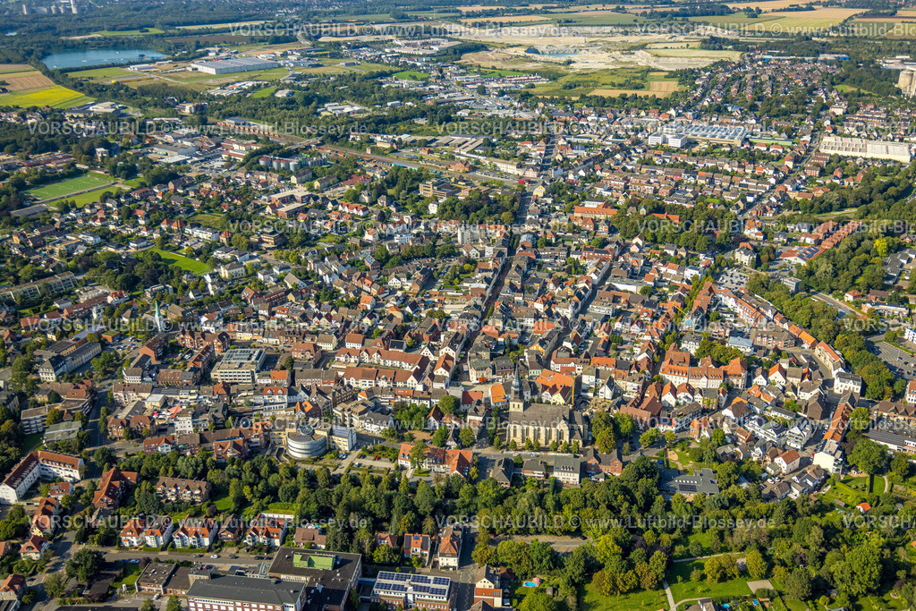 Beckum230804393 | Luftbild, Stadtansicht und Zentrum mit Rathaus links im Bild, kath. Kirche St. Stephanus, Beckum, Münsterland, Nordrhein-Westfalen, Deutschland