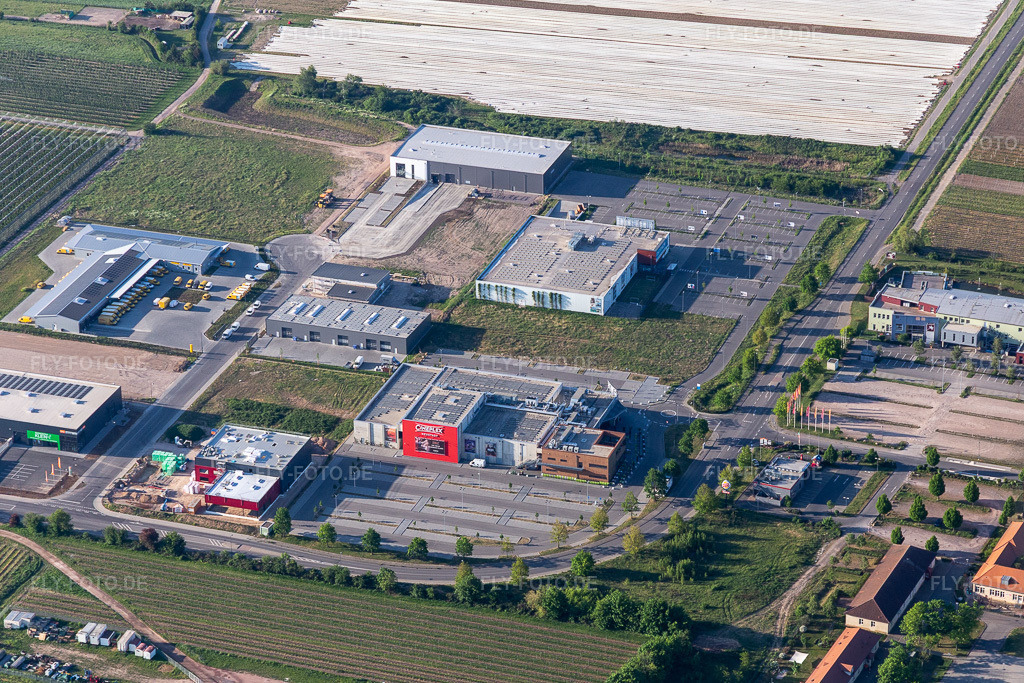 Luftbild: Cineplex in Neustadt an der Weinstraße im Bundesland Rheinland-Pfalz in Deutschland. Foto: IMG_120612.jpg vom 26.04.2020 durch Werner Riehm/FLY-FOTO.de