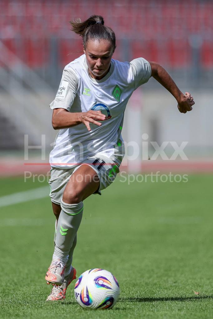 Fussball, Google Pixel Frauen-Bundesliga, 1. FC Nürnberg - SV Werder Bremen | Maja Sternad (SV Werder Bremen, 11) am Ball, Freisteller, Einzelbild, Ganzkörper, Aktion, Action, Spielszene, DIE DFB-RICHTLINIEN UNTERSAGEN JEGLICHE NUTZUNG VON FOTOS ALS SEQUENZBILDER UND/ODER VIDEOÄHNLICHE FOTOSTRECKEN. DFB REGULATIONS PROHIBIT ANY USE OF PHOTOGRAPHS AS IMAGE SEQUENCES AND/OR QUASI-VIDEO.