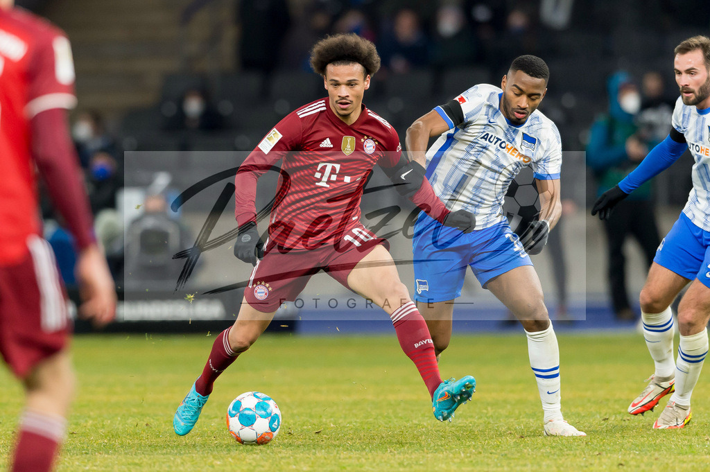 BSCFCB20220123_106 | Fussball, Herren: Leroy Sane (FC Bayern Muenchen) und Myziane Maolida (Hertha BSC) im Zweikampf bei dem Spiel der 1. Bundesliga zwischen Hertha BSC und FC Bayern Muenchen im Olypiastadion am 23.01.2022 in Berlin, Deutschland.DFB / DFL REGULATIONS PROHIBIT ANY USE OF PHOTOGRAPHS AS IMAGE SEQUENCES AND/OR QUASI-VIDEO. - Realisiert mit Pictrs.com