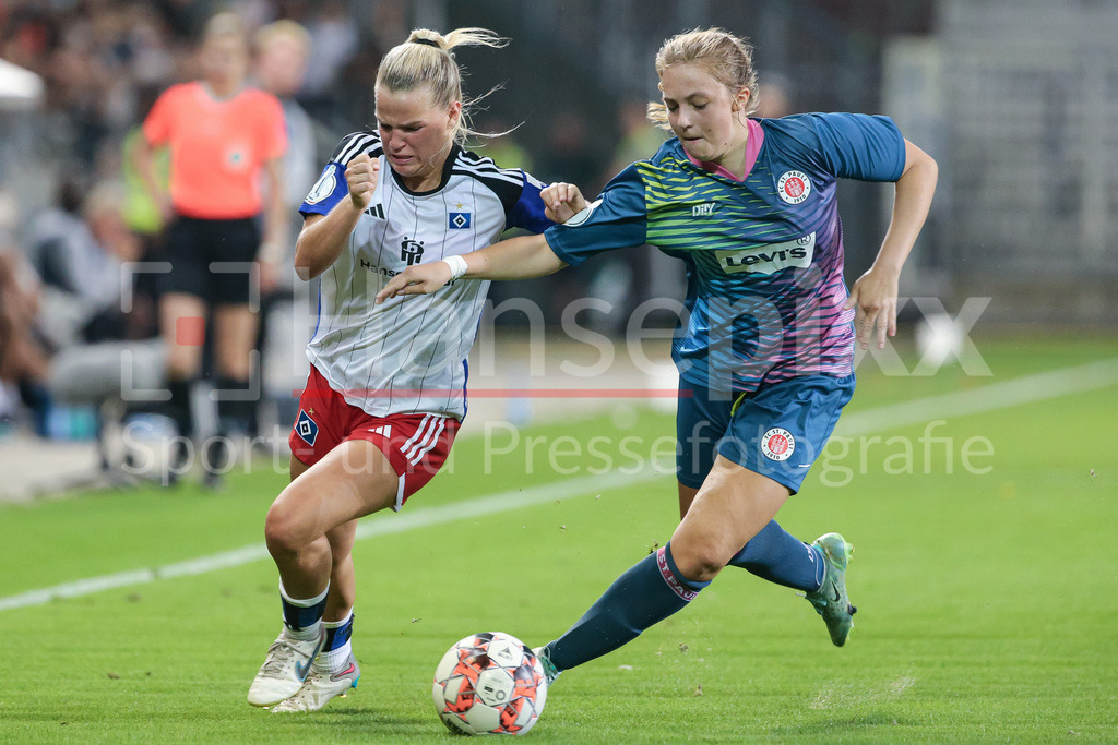 Fussball, DFB-Pokal Frauen, FC St. Pauli - Hamburger SV | v.li.: Amelie Woelki (Hamburger SV, 27) und Mona Gellert (FC St. Pauli, 18) im Zweikampf, Duell, Dynamik, Aktion, Action, Spielszene, DIE DFB-RICHTLINIEN UNTERSAGEN JEGLICHE NUTZUNG VON FOTOS ALS SEQUENZBILDER UND/ODER VIDEOÄHNLICHE FOTOSTRECKEN. DFB REGULATIONS PROHIBIT ANY USE OF PHOTOGRAPHS AS IMAGE SEQUENCES AND/OR QUASI-VIDEO.