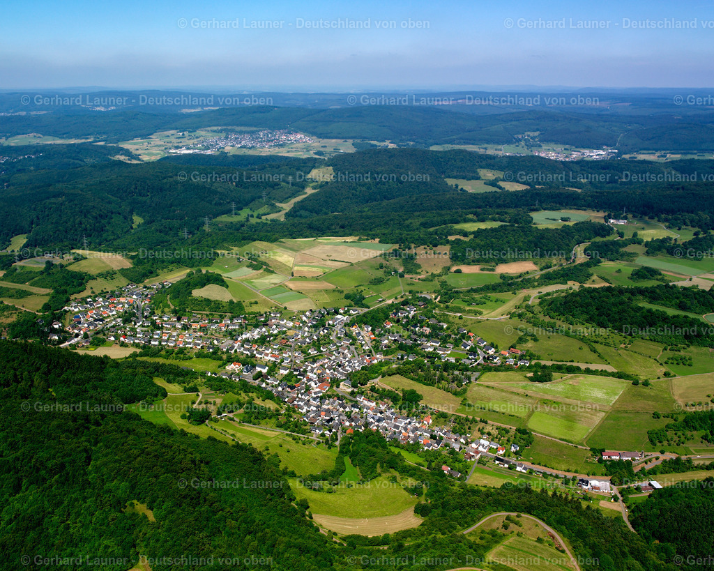2610521 | EIBACH 09.06.2006 Von Wald und Forstgebieten umgebener Ortskern der Straßen und Häuser und Wohngebiete in Eibach im Bundesland Hessen, Deutschland // Surrounded by forest and forest areas center of the streets and houses and residential areas in Eibach in the state Hesse, Germany Foto: Gerhard Launer