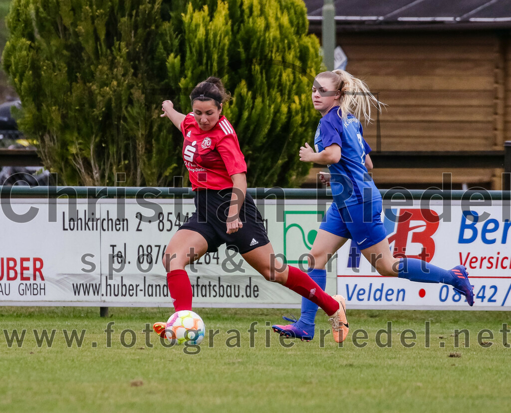 2023-10-07_059_FC_Langengeisling_gegen_MTV_Diessen_Ammersee | Erding, Deutschland, 07.10.2023:
Fußball, Bezirksoberliga 2023 / 2024, 6. Spieltag, FC Langengeisling gegen MTV Diessen/Ammersee, Endergebnis: 0:3

Zoe Klein (MTV Diessen/Ammersee, #15), Marie Huber (FC Langengeisling, #2)

Foto: Christian Riedel / fotografie-riedel.net