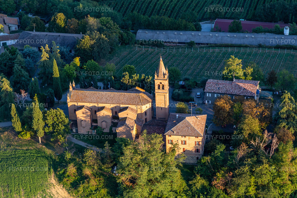 Aerial view: Sanctuary of the Beata Vergine di Lourdes in Montericco in the district Montericco in Albinea in the state Reggio Emilia, Italy. – Photo: IMG_134746.jpg taken on 09/19/2022 by Werner Riehm/FLY-FOTO.com – Resolution of the original: 4956 x 3304 px