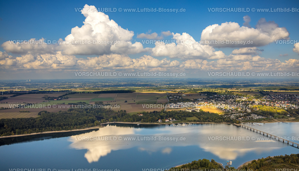 Moehnesee220902276 | Luftbild, Fernsicht und blauer Himmel mit Wolken,  Spiegelung der Wolken im Delecker Becken an der Körbecker Brücke, Delecke, Möhnesee, Sauerland, Nordrhein-Westfalen, Deutschland