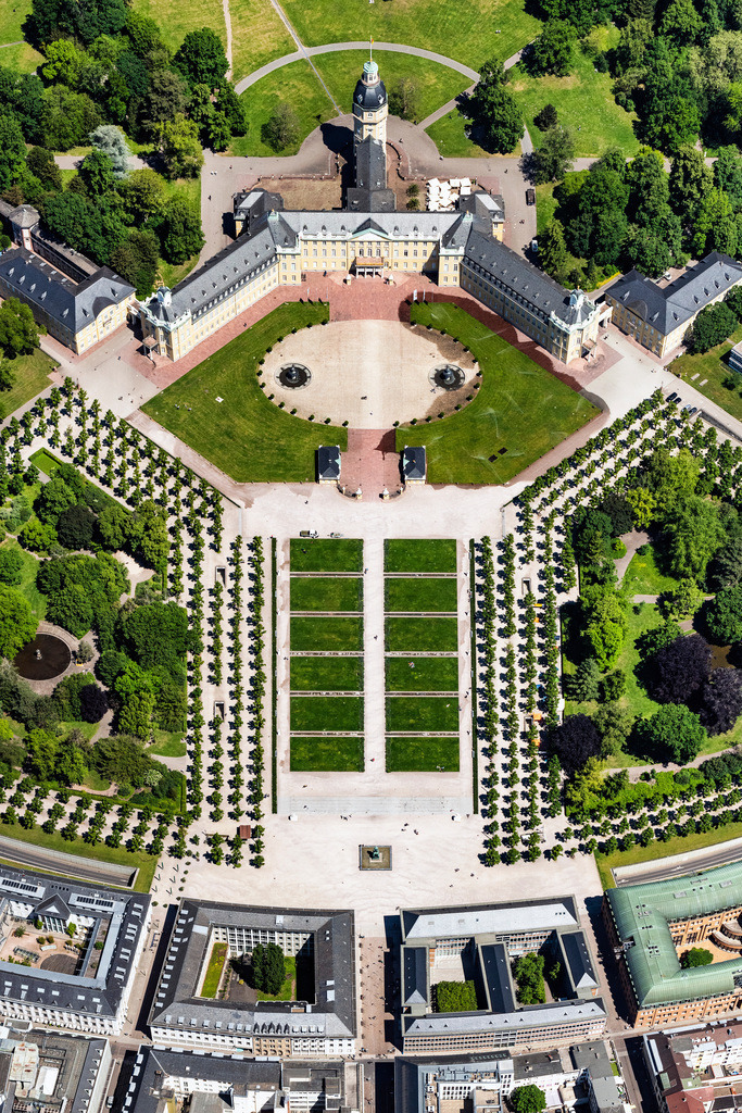 dr__0064501.jpg | KARLSRUHE 02.06.2021 Gebäudekomplex im Schloßpark von Schloß Karlsruhe am Zirkel in Karlsruhe im Bundesland Baden-Württemberg, Deutschland. // Building complex in the park of the castle Karlsruhe in Karlsruhe in the state Baden-Wurttemberg, Germany. Foto: Daniel Reiter