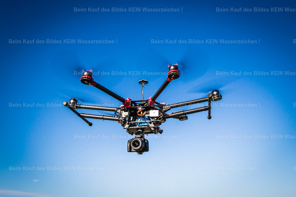Drohne S900 6D Tom-8308-2 | Vom Eigenbau zur Profi-Drohne--- Nur wenige Jahre nach meinen ersten selbstgebauten Fluggeräten hatte sich die Technik rasant weiterentwickelt. Diese DJI-Drohne war damals eine echte Profi-Arbeitsmaschine. Mit ihrem Carbonrahmen, sechs leistungsstarken Propellern und einem Durchmesser von rund 90 Zentimetern brachte sie etwa sieben Kilogramm auf die Waage. Der Gesamtwert der Flugplattform mit Kamera und Zubehör lag bei weit über 5.000 Euro – für mich eine große Investition und zugleich ein klares Bekenntnis zur professionellen Luftbildfotografie. --- Wenn ich diese Drohne heute sehe, erinnere ich mich daran, wie schnell sich die Technik entwickelt hat. Gleichzeitig bestätigt sie mich in einer Entscheidung, die ich schon früh getroffen hatte: Wer dauerhaft erfolgreich sein möchte, muss bereit sein, in gute Technik zu investieren und mit der Zeit zu gehen. Sie war für mich weit mehr als nur eine Drohne. --- Sie war ein wichtiger Begleiter auf dem Weg vom begeisterten Tüftler zum professionellen Luftbildfotografen. Heute steht die Drohne zur Erinnerung in meinem Büro und ist immer noch auf meinem Auto zusehen. - Realisiert mit Pictrs.com
