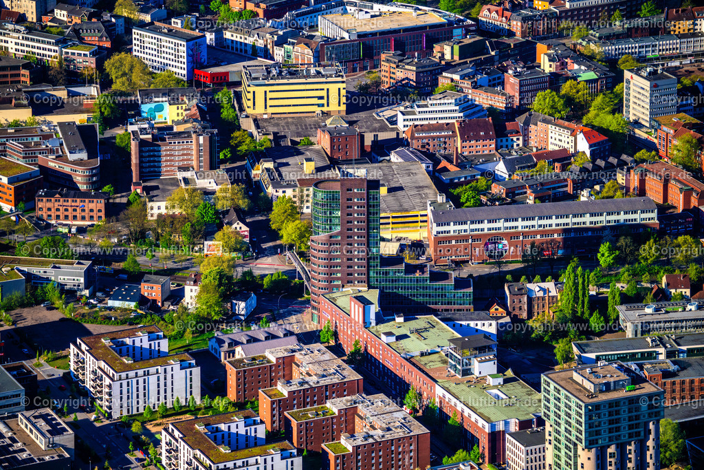 Hamburg_Harburg_Channeltower_ELS_1702270425 | HAMBURG 27.04.2025 Hochhaus- Gebäude "Channel Tower Hamburg" im Gewerbegebiet an der Straße Karnapp in Hamburg, Deutschland. Weiterführende Informationen bei: Altran Deutschland S.A.S. & Co. KG,  Cushman & Wakefield LLP,  OFFICEFIRST Real Estate GmbH,  Winking Froh  Architekten GmbH. // Building "Channel Tower Hamburg" in the business area on street Karnapp in Hamburg, Germany. Further information at: Altran Deutschland S.A.S. & Co. KG,  Cushman & Wakefield LLP,  OFFICEFIRST Real Estate GmbH,  Winking Froh  Architekten GmbH. Foto: Martin Elsen