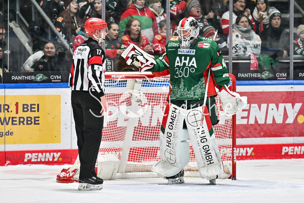 Augsburger Panther - Adler Mannheim | AUGSBURG, GERMANY - 28. DECEMBER: im Gespräch Hauptschiedsrichter Kilian HINTERDOBLER und Peyton JONES (Augsburger Panther 41) während dem Match zwischen den Augsburger Panthern und den Adler Mannehim am 33. Spieltag der Penny DEL im Curt Frenzel Stadion