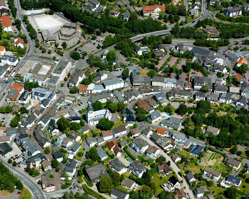 2632304 | MEINERZHAGEN 25.08.2016 Ortsansicht der Straßen und Häuser der Wohngebiete im Bereich Kirchplatz in Meinerzhagen im Bundesland Nordrhein-Westfalen, Deutschland. // Town view of the streets and houses of the residential areas in the Kirchplatz area in Meinerzhagen in the state North Rhine-Westphalia, Germany. Foto: Gerhard Launer