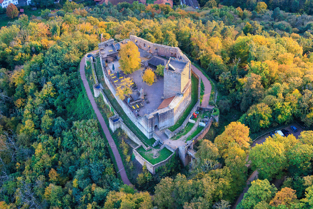 Burg Landeck im Herbst am Abend https://www.landeck-burg.de/ | Luftbild: Burg Landeck im Herbst am Abend https://www.landeck-burg.de/ in Klingenmünster im Bundesland Rheinland-Pfalz in Deutschland. Foto: IMG_150368.jpg vom 15.10.2025 durch Werner Riehm/FLY-FOTO.de - Realisiert mit Pictrs.com