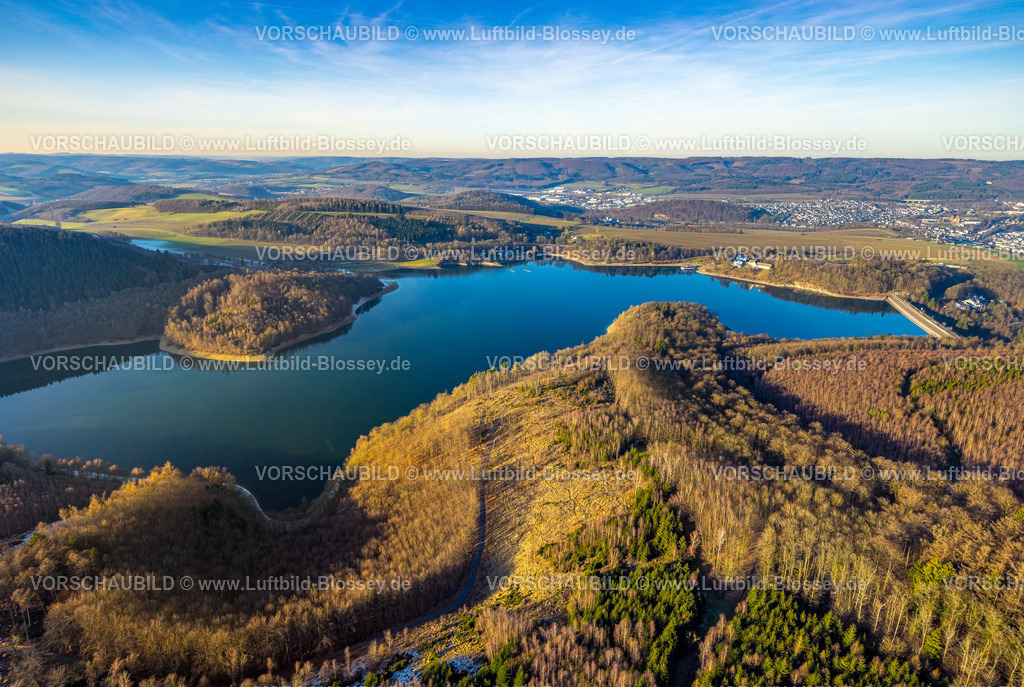 Meschede260105158 | Luftbild, Hennesee Hennetalsprerre und Staumauer, Fernsicht und blauer Himmel mit Wolken, Berghausen, Meschede, Sauerland, Nordrhein-Westfalen, Deutschland