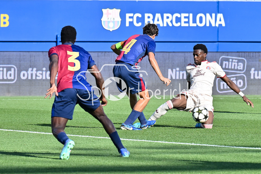 FC Barcelona U19 - FC Bayern München U19 | im Duell Alexis OLMEDO (FC Barcelona U19 #4) und Michael SCOTT (FCB #11) / UEFA Youth League: FC Barcelona U19 - FC Bayern München U19, Estadi Johan Cruyff am am 23.10.2024