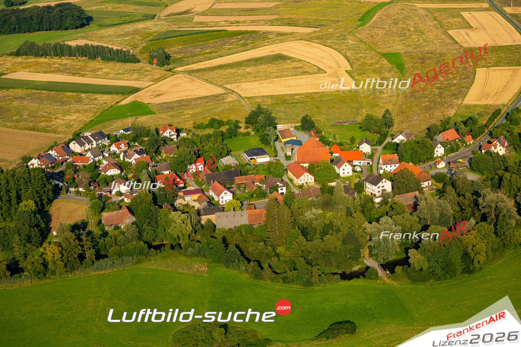 Das Luftbild zeigt : Oberzettlitz Kulmbach - Die Luftaufnahme wurde 2024 vom UL-Flugzeug aus erstellt ( keine Drohne ) - Hochauflösende Luftaufnahme - Für grossformatige Ausdrucke geeignet. Die Geschenkidee !Mit Lizenz und Bildrechte bestellbar