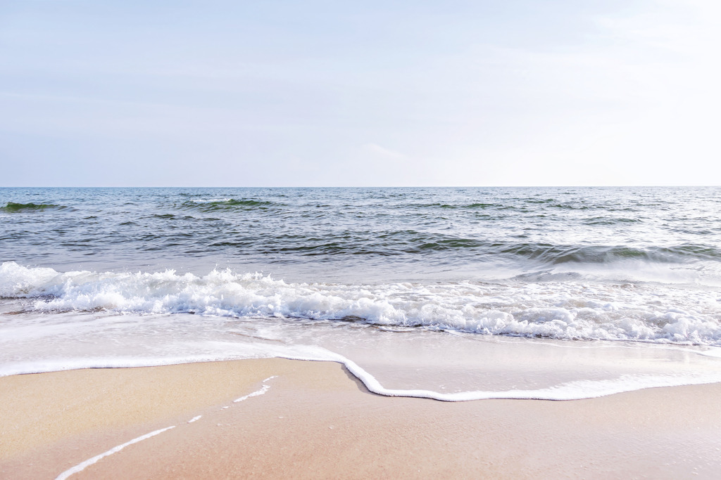 Sanfte Wellen am hellen Strand – Minimalistische Küstenfotografie | Feine Wellen rollen über den hellen Strand und zeichnen weiche Linien in den Übergang zwischen Meer und Land. Die klare Farbigkeit und der leichte Himmel verleihen dem Motiv eine frische, natürliche Ruhe, die sofort eine entspannte Atmosphäre erzeugt. Die Kombination aus zartem Wellenspiel und offener Horizontwirkung betont den minimalistischen Charakter und lässt das Bild besonders ausgewogen und freundlich erscheinen. Dieses Fine‑Art‑Wandbild bringt eine dezente, maritime Leichtigkeit in moderne Räume und setzt einen hochwertigen Akzent, der sowohl beruhigend als auch belebend wirkt.