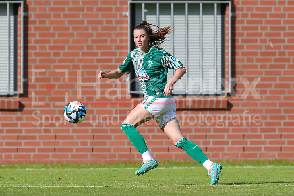 Fussball, Testspiel Frauen, Hamburger SV - SV Werder Bremen | v.li.: Chiara Hahn (SV Werder Bremen, 21) Freisteller, Einzelbild, Ganzkörper, Aktion, Action, Spielszene