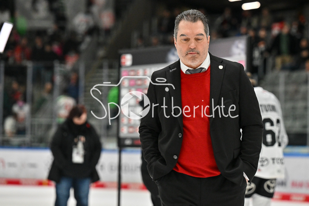 Augsburger Panther - Kölner Haie | Im Bild ein niedergeschlagener Larry MITCHELL Headcoach Augsburger Panther mit haengendem Kopf nach der Niederlage gegen Koeln / Einzelfoto / Freisteller / Traurig / Enttaeuscht / DEL: Augsburger Panther - Koelner Haie, Curt Frenzel Stadion am 02.03.2025
