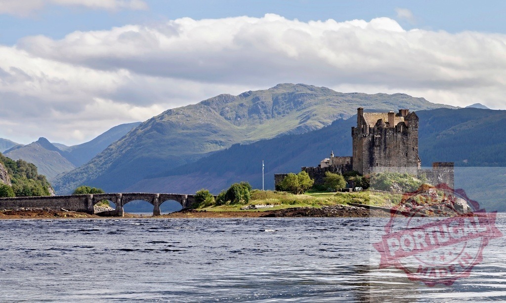 Eilean Donan Castle historic Scottish highlands travel landmark | Eilean Donan Castle standing on tidal island connecting to mainland with arched bridge - Realisiert mit Pictrs.com
